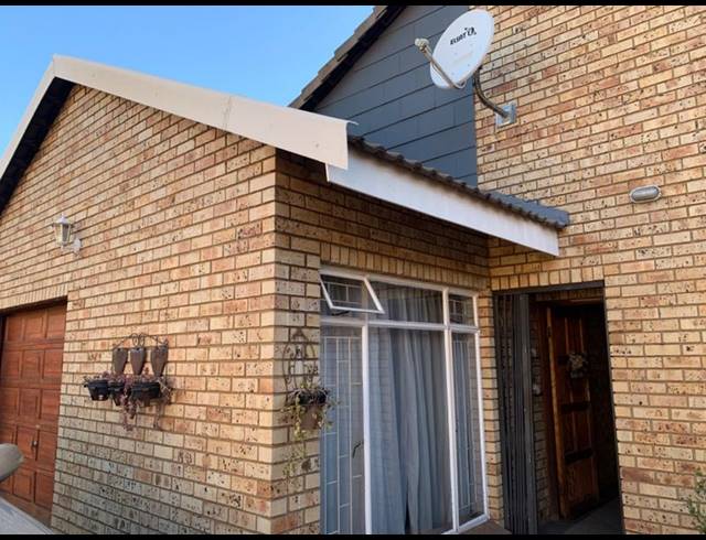 3 BEDROOM TOWNHOUSE FOR SALE IN VANDERBIJLPARK SW 5